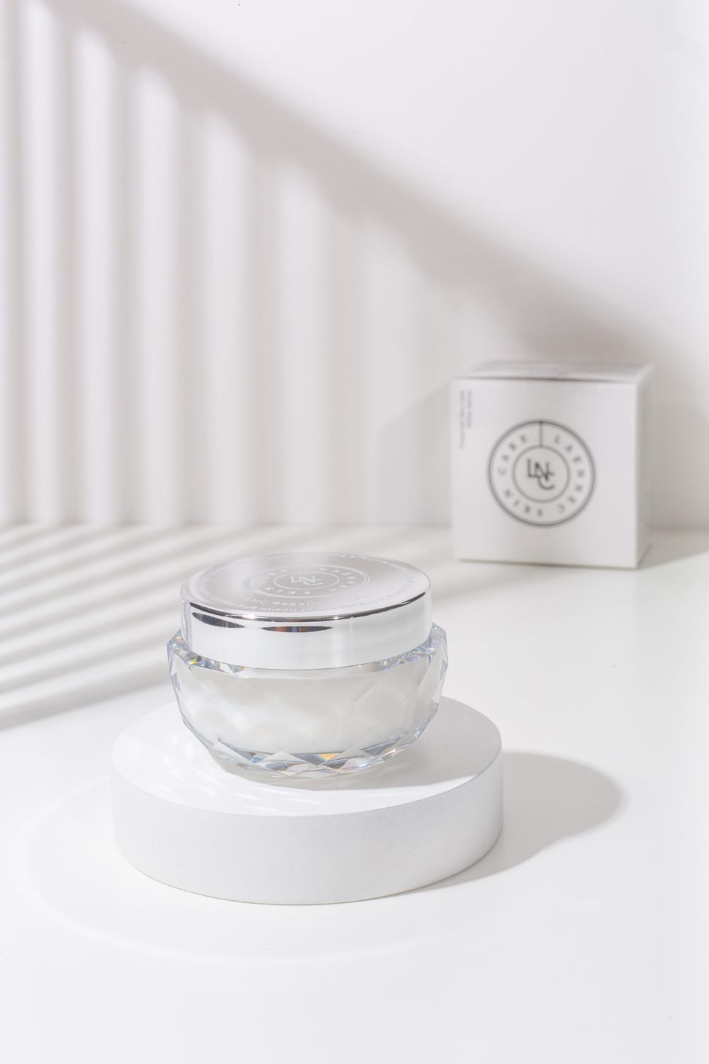 Крем-репарант плацентарный с увлажняющим эффектом LNC Repairing Cream — фото товара Laennec Skincare