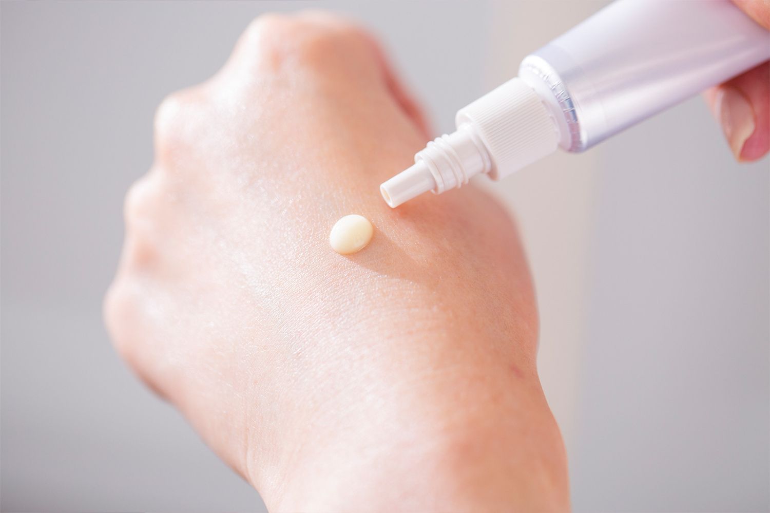 Концентрированная сыворотка для удаления пигментных пятен и выравнивания цвета лица Shiseido Elixir Intense Brightening Serum for Dark Spots