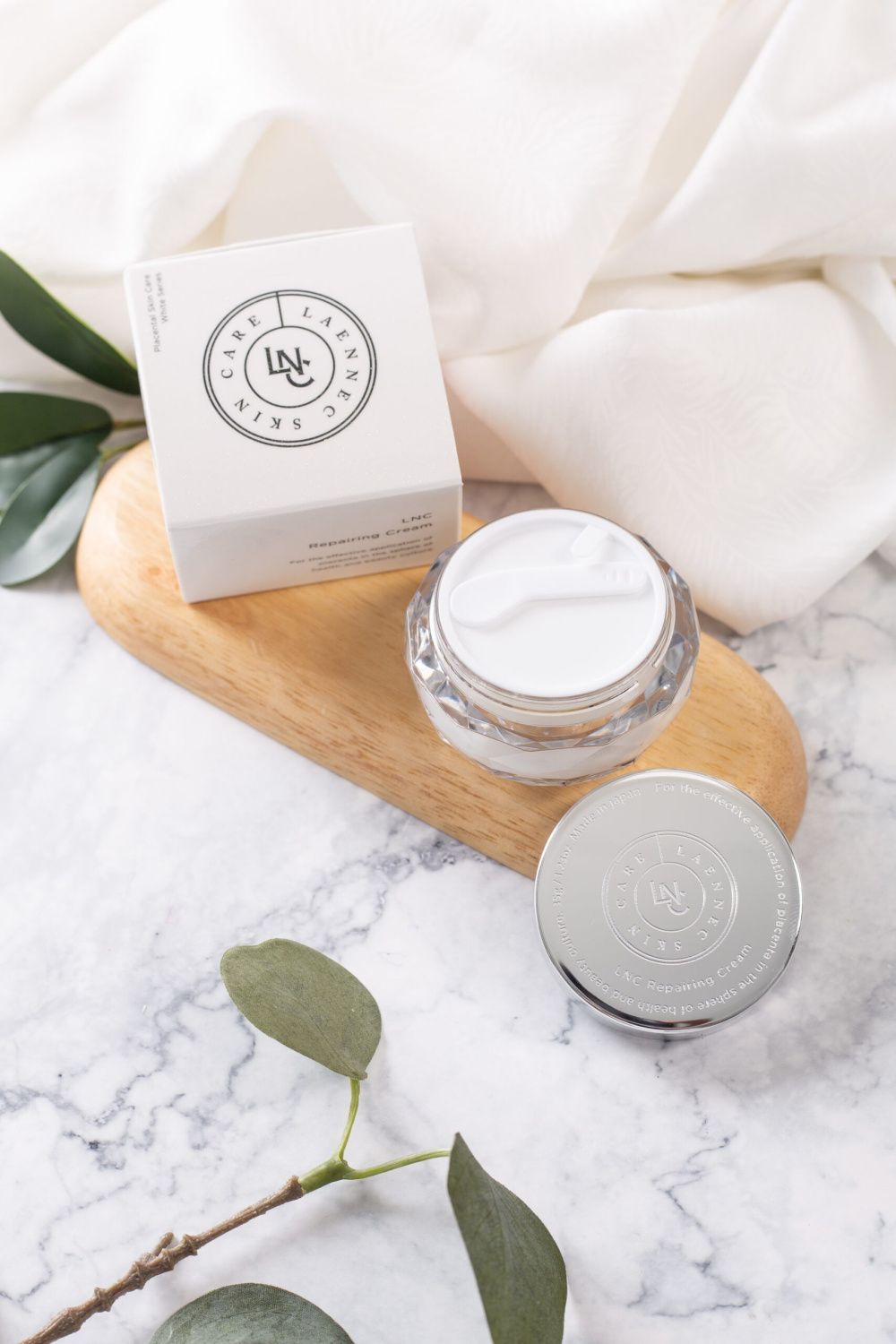 Крем-репарант плацентарный с увлажняющим эффектом LNC Repairing Cream — фото товара Laennec Skincare