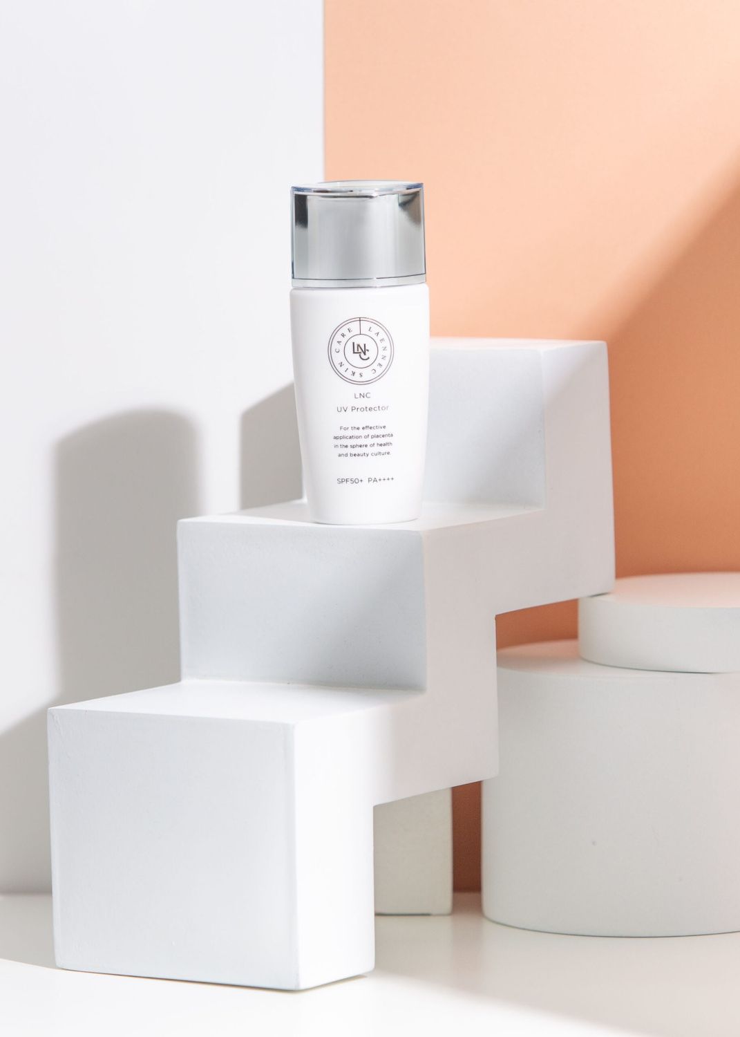 Эмульсия солнцезащитная с увлажняющим эффектом SPF 50+ PA++++ LNC UV Protector — фото товара Laennec Skincare
