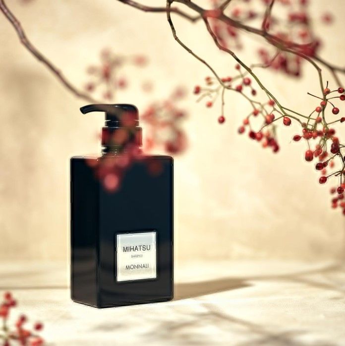Черный шампунь для волос MIHATSU для ухода за редеющими волосами с функцией реконструкции волоса и уходом за кожей головы Monnali Mihatsu Shampoo