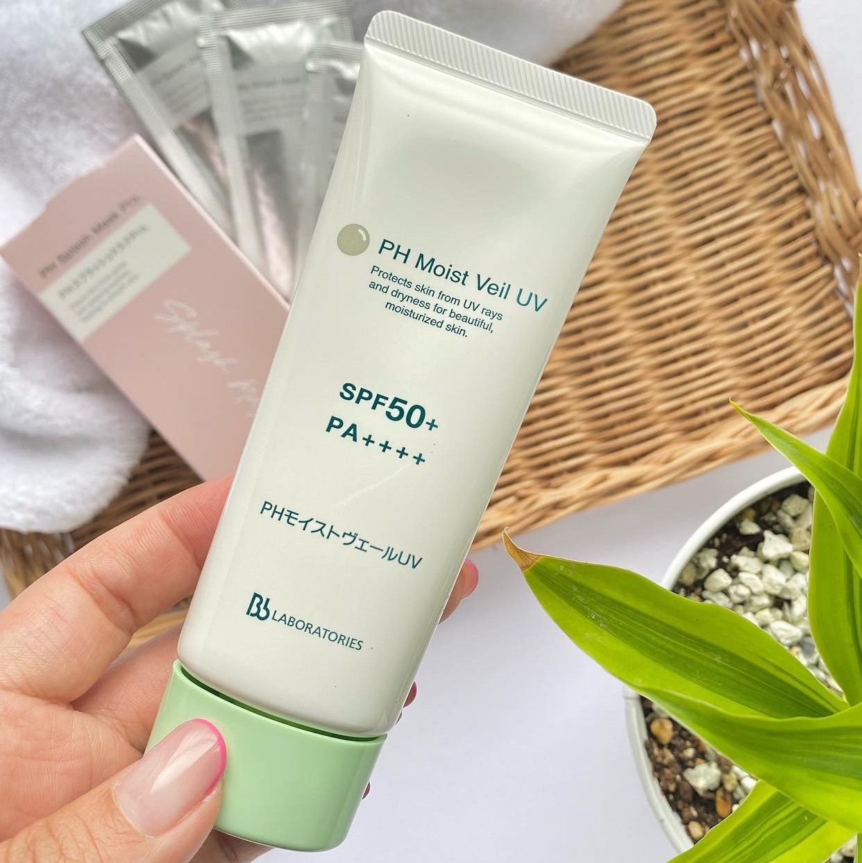 Солнцезащитный флюид SPF50+ PA++++ Бьюти-Перезагрузка для восстановления кожи от агрессивного влияния городской среды PH Moist Veil UV — купить в Japrise Солнцезащитный флюид SPF50+ PA++++ Бьюти-Перезагрузка для восстановления кожи от агрессивного влияния городской среды PH Moist Veil UV — фото товара BB Laboratories